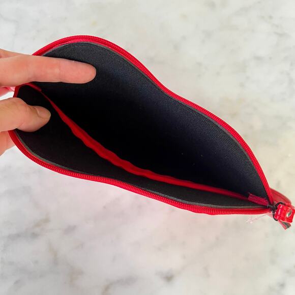 Betsey Johnson Lips Flat Patent Faux Leather Wristlet Clutch Wallet - Picture 4 of 6